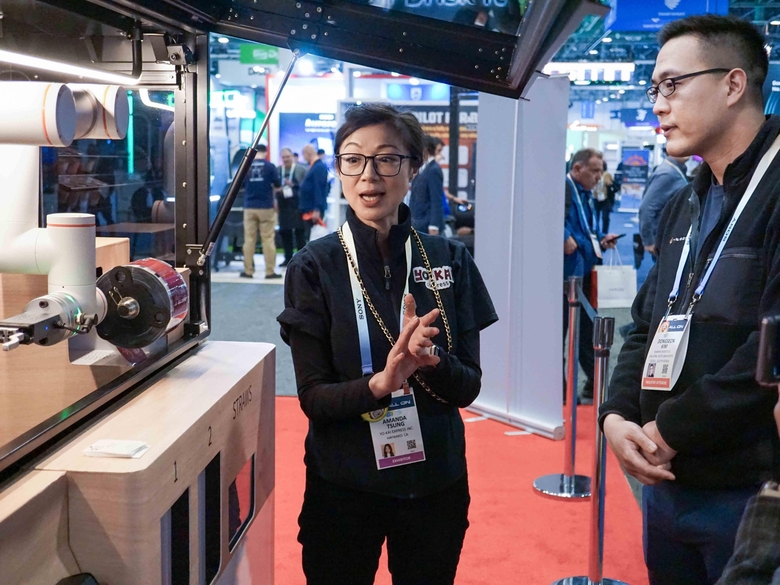 김동선 한화로보틱스 부사장(사진 오른쪽)이 CES 2024 푸드테크 존에서 로봇을 살펴보고 있는 모습. 사진ㅣ한화로보틱스