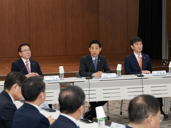 김주현 금융위원장(가운데)이 서민·소상공인 신용회복지원 금융권 공동협약식에서 발언하는 모습. 사진ㅣ금융위원회