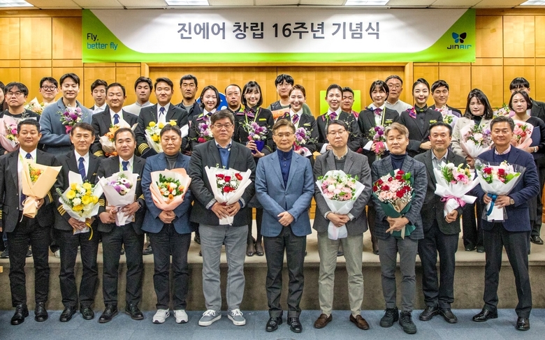 서울 강서구 등촌동 본사에서 진행된 진에어 16주년 창립 기념행사에서 표창장과 상패를 받은 우수직원들이 사진촬영에 임하고 있다. 사진ㅣ진에어