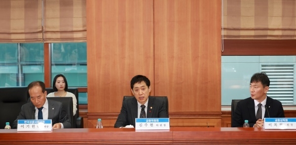 김주현 금융위원장(가운데)이 24일 금융위·금감원·증권업계 간담회를 주재하는 모습. 오른쪽은 이복현 금융감독원장. 사진ㅣ금융위원회