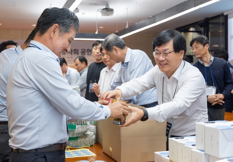 지난해 10월 우수 협력사 대표단과 함께 진행한 ‘HDC Partners 사회공헌’ 행사에 참석한 김회언 HDC현대산업개발 대표이사(사진 오른쪽)와 세아건설 황기만 대표이사(사진 왼쪽). 사진ㅣHDC현대산업개발