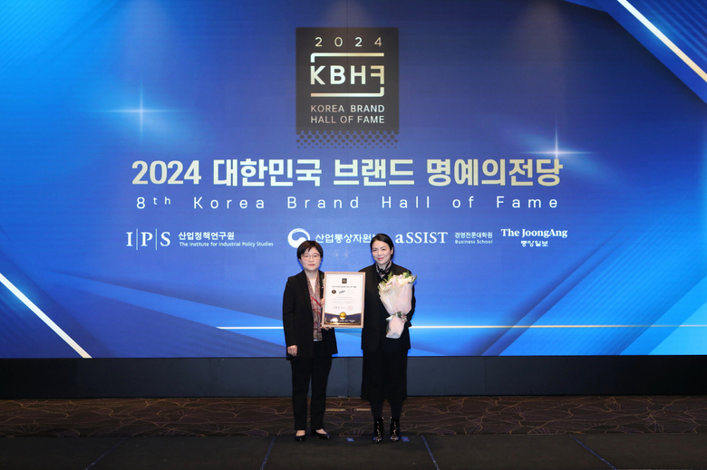 하수경 산업정책연구원 심사위원장(왼쪽)과 오비맥주 서혜연 마케팅 부사장(오른쪽). 사진ㅣ오비맥주