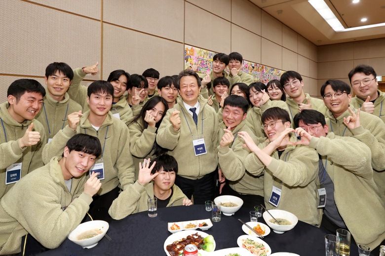 백정완 대우건설 사장이 경기 수원 인재경영원에서 진행된 ‘한마음의 장’ 행사서 올해 1월 입사한 신입사원들과 사진촬영에 임하고 있다. 사진ㅣ대우건설