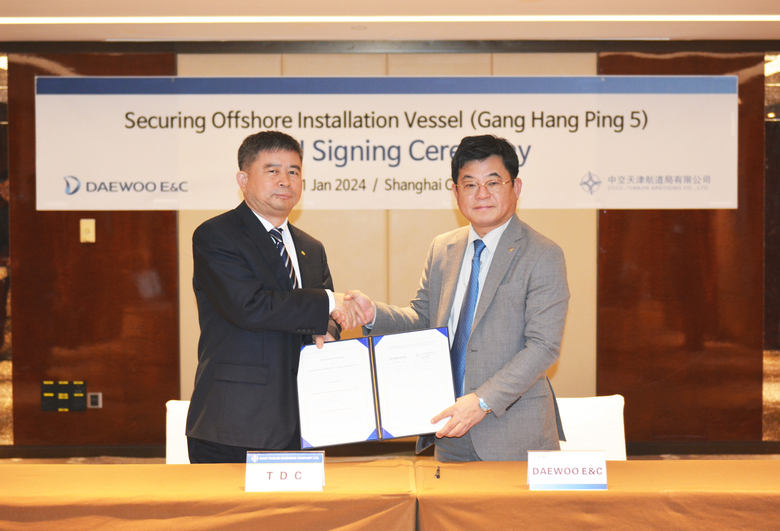 김용해 대우건설 토목사업본부장(사진 오른쪽)과 조광타오 CCCC Tianjin Dredging China 대표이사(사진 왼쪽)가 지난 31일 중국 상하이에서 해상풍력 주기기 설치전용선박(WTIV) 강항핑 5호 국내독점사용 업무협약 체결 이후 사진촬영에 임하고 있다. 사진ㅣ대우건설