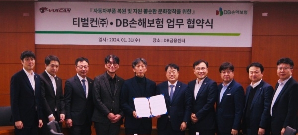 이범욱 DB손해보험 부사장(왼쪽 여섯번째)과 이용태 티벌컨 대표(왼쪽 다섯번째)가 업무협약후 기념촬영하고 있다. 사진ㅣDB손해보험