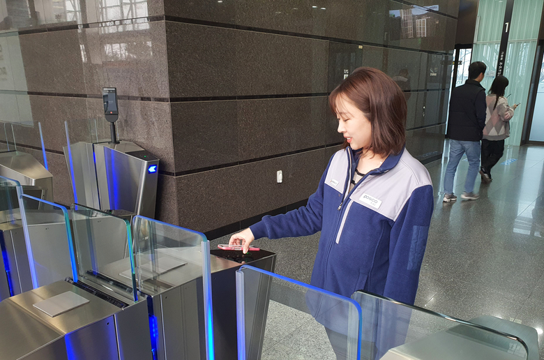 포스코이앤씨 직원이 모바일 사원증으로 인천 송도 사옥을 출입하는 모습. 사진ㅣ포스코이앤씨