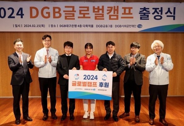 김태오 DGB금융그룹 회장(오른쪽)과 사단법인 피아비한캄사랑 스롱피아비 대표(가운데), 김철호 DGB금융지주 부사장(오른쪽 세번째), 성태문 전무(왼쪽 두번째) 등 관계자들이 기념촬영하는 모습. 사진ㅣDGB금융그룹