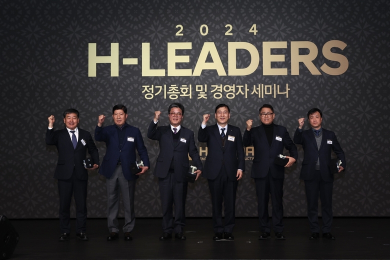 윤영준 현대건설 사장(오른쪽 세번째)과 안전·품질·공정·기술 등 각 부문에 선정된 우수 협력사 대표들이 시상식 이후 사진촬영에 임하고 있다. 사진ㅣ현대건설