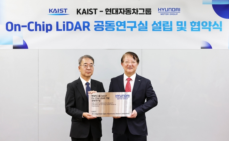 이종수 현대차 선행기술원장 부사장(사진 왼쪽)과 이상엽 KAIST 연구부총장(사진 오른쪽)이 공동연구실 현판 전달식에서 사진촬영에 임하고 있다. 사진ㅣ현대자동차·기아