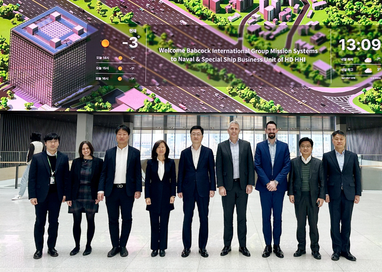 주원호 HD현대중공업 특수선사업대표(왼쪽 다섯번째)와 닐 마이젤 밥콕 미션시스템 사업 최고기업업무책임자(오른쪽 네번째) 등 양사 관계자들이 최근 경기 성남 HD현대 글로벌R&D센터에서 논의한 이후 사진촬영에 임하고 있다. 사진ㅣHD현대중공업