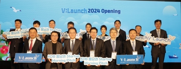 앞줄 왼쪽부터 황만순 한국투자파트너스 대표, 최성진 코리아스타트업포럼 대표, 강석훈 산업은행 회장, 박형준 부산시장, 송은강 캡스톤파트너스 대표, 김영진 산업은행 부행장. 사진ㅣKDB산업은행