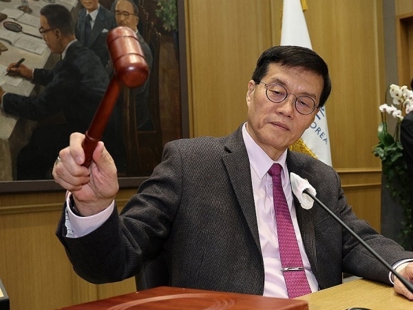 이창용 한국은행 총재가 22일 열린 금융통화위원회에서 의사봉을 두드리고 있다. 사진ㅣ연합뉴스