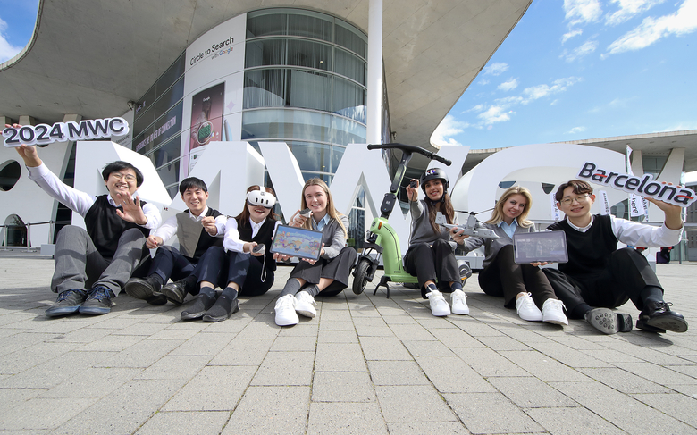 스페인 바르셀로나에서 열리는 MWC 2024에서 홍보에 나선 KT직원들과 모델. 사진|KT