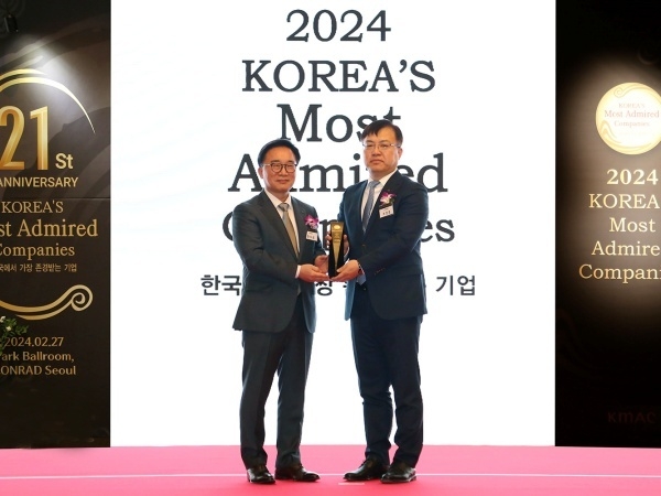 서울 여의도 콘래드호텔에서 열린 '2024 한국에서 가장 존경받는 기업' 인증식에서 신한은행 ESG본부 조정훈 본부장(오른쪽)이 한국능률협회컨설팅 한수희 대표이사와 기념촬영하고 있다. 사진ㅣ신한은행