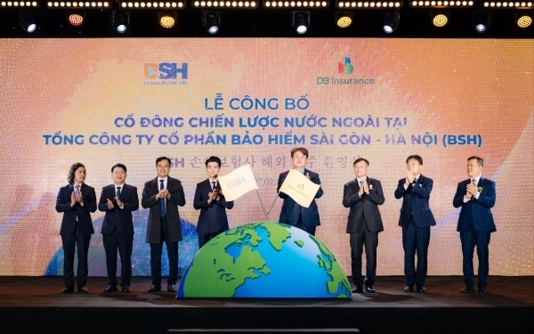 베트남 하노이 JW메리어트호텔에서 정종표 DB손해보험 사장(앞줄 오른쪽)과 BSH손해보험 Mr. Do Quang Vinh 이사회 의장 및 관계자들이 해외 주주 환영식에서 기념촬영하고 있다. 사진ㅣDB손해보험