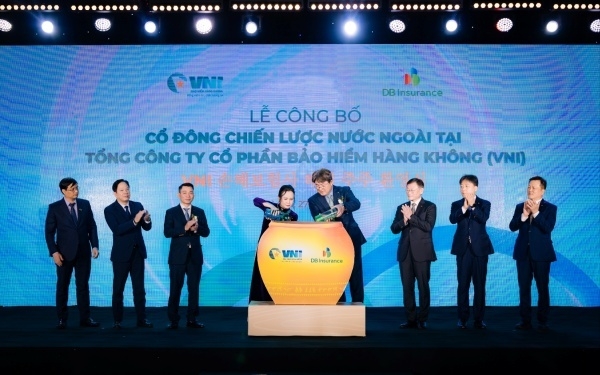 베트남 하노이 JW메리어트호텔에서 정종표 DB손해보험 사장(앞줄 오른쪽)과 VNI손해보험 Ms. Le Thi Ha Thanh 이사회 의장 및 관계자들이 해외 주주 환영식에서 기념촬영하고 있다. 사진ㅣDB손해보험