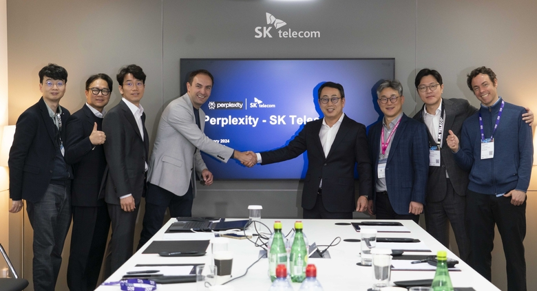 27일(현지시간) MWC2024 전시장에서 드미트리 쉬벨렌코 퍼플렉시티 CBO(왼쪽 4번째)와 업무협약을 체결하는 유영상 SKT 사장. 사진|SK텔레콤