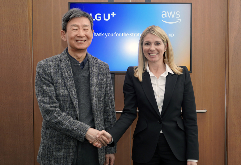 2월 27일 바르셀로나에서 열린 MWC2024에서 협약을 맺은 후 기념촬영을 하는 황현식 LG유플러스 대표(왼쪽)과 캐서린 렌츠 AWS 산업부문 부사장. 사진|LG유플러스