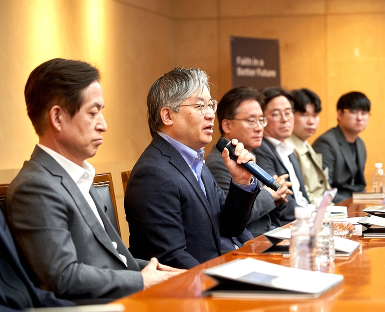 HDC현대산업개발 서울 용산 본사에서 진행된 하반기 신입사원과 경영진이 함께 소통하는 비전토크 간담회에 참석한 최익훈 HDC현대산업개발 대표이사(왼쪽 두번째). 사진ㅣHDC현대산업개발