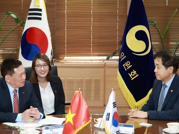 김주현 금융위원장(오른쪽)이 호 득 퍽(Ho Duc Phoc) 베트남 재무부장관과 면담하고 있다. 사진ㅣ금융위원회