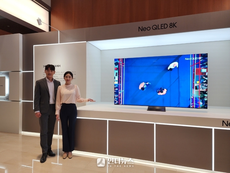 15일 서울 서초 삼성전자사옥에 전시된 2024년형 Neo QLED 8K TV 신제품. 사진|인더뉴스