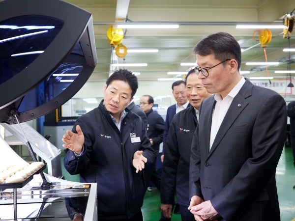 김성태 IBK기업은행장(오른쪽)이 최동호 디지아이 대표로부터 작업공정에 관한 설명을 듣고 있다. 사진ㅣIBK기업은행