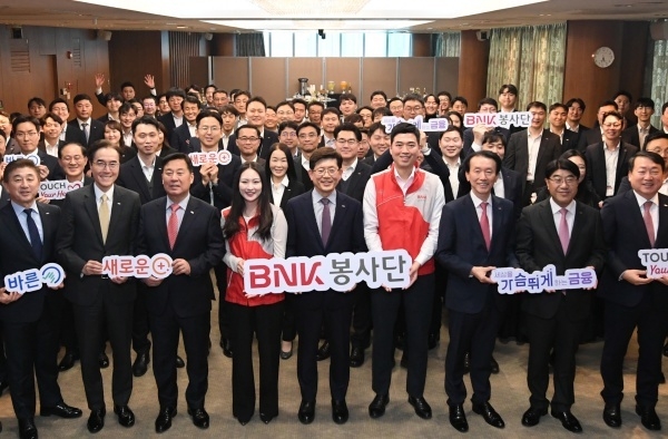 빈대인 BNK금융지주 회장(앞줄 가운데)이 창립 13주년 기념식에서 그룹 계열사 대표, 지주 임직원과 기념촬영하고 있다. 사진ㅣBNK금융지주