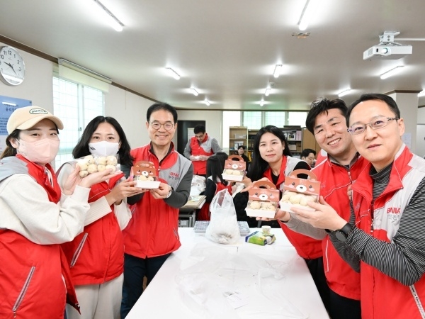 BNK부산은행 임직원이 금정구 자원봉사센터에서 선물꾸러미 제작 봉사활동을 한 뒤 기념촬영하고 있다. 사진ㅣBNK부산은행