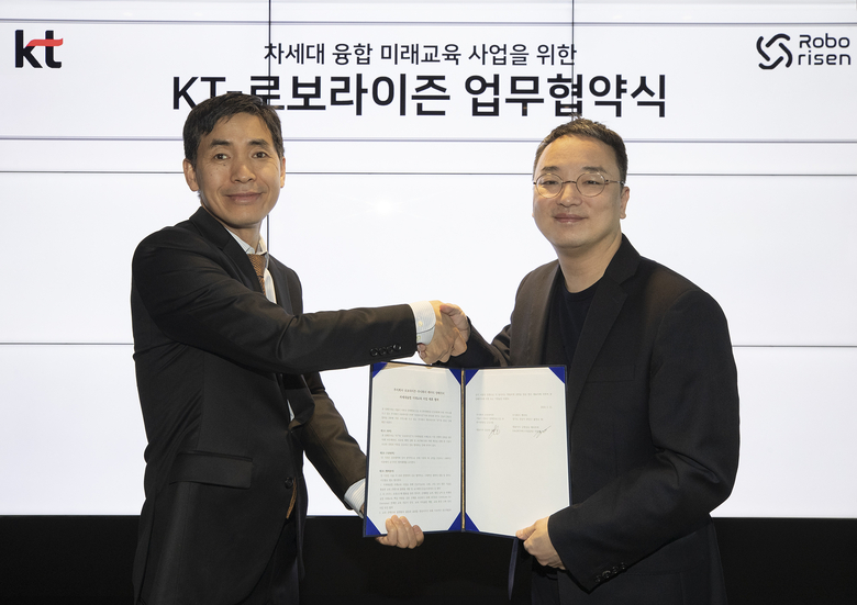  이종형 KT 전략∙신사업부문 EduDX서비스사업담당 상무(오른쪽)와 임상빈 로보라이즌 대표(왼쪽)가 MOU 체결 기념사진을 촬영하는 모습. 사진|KT