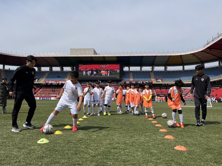 포항스틸러스 선수들이 직접 일일 코치로 나서 축구교실에 참가한 어린이들에게 드리블 기술을 가르쳐주고 있다. 사진ㅣ포스코퓨처엠
