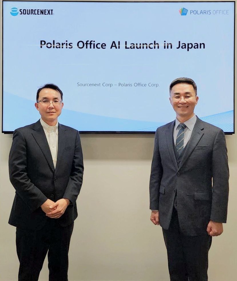  폴라리스오피스가 소스넥스트와 공급 계약을 체결했다. 왼쪽부터 토모아키 코지마 소스넥스트 대표, 지준경 폴라리스오피스 대표. 사진|폴라리스오피스