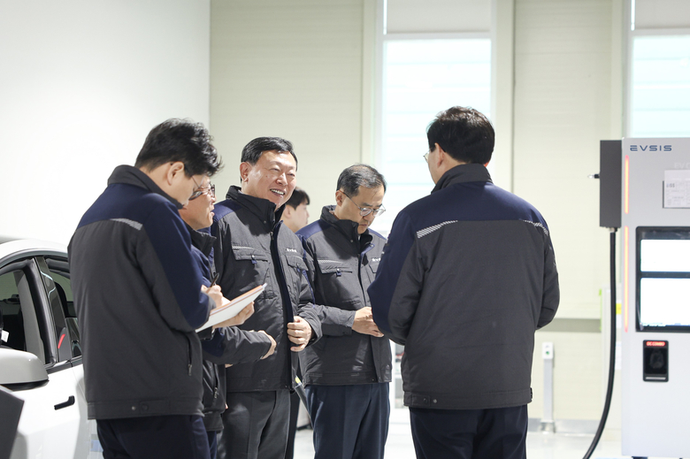 25일 신동빈 롯데 회장이 충북 청주에 위치한 이브이시스 스마트팩토리 청주 신공장을 방문한 모습. 사진ㅣ롯데