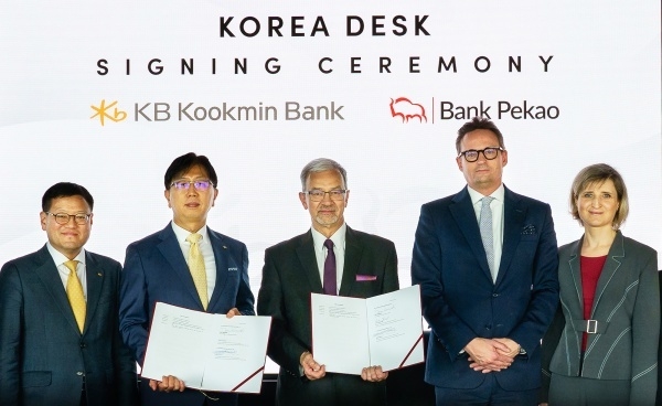 폴란드 바르샤바 현지 페카오은행에서 열린 코리아데스크 설치계약 체결식에서 강남채 KB국민은행 글로벌사업그룹 부행장(왼쪽 두번째)과 예지 크비에친스키 페카오은행 이사부행장(가운데)이 기념촬영하고 있다. 사진ㅣKB국민은행