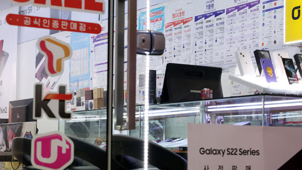 KT에 이어 SKT와 LG유플러스가 3만원대 5G 요금제를 출시했습니다. 사진|연합뉴스