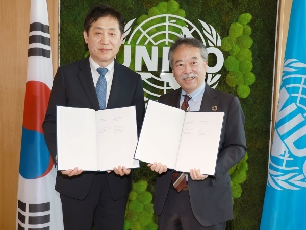 김주현 금융위원장(왼쪽)이 27일(현지시간) 오스트리아 비엔나 UNIDO 본사에서 유코 야수나가 UNIDO 총장보와 MOU 체결후 기념촬영하고 있다. 사진ㅣ금융위원회