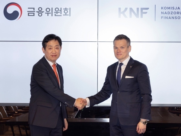 김주현 금융위원장(왼쪽)이 25일(현지시간) 폴란드 바르샤바 KNF(폴란드금융감독청)에서 야첵 야스트로제브스키 청장과 고위급 회담후 악수하고 있다. 사진ㅣ금융위원회