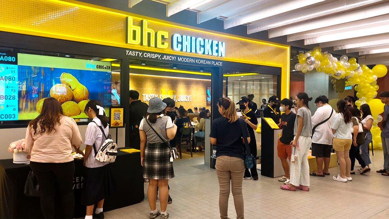 bhc치킨 태국 2호점 '센트럴 웨스트 게이트 점'을 방문한 현지 고객들. 사진ㅣbhc그룹