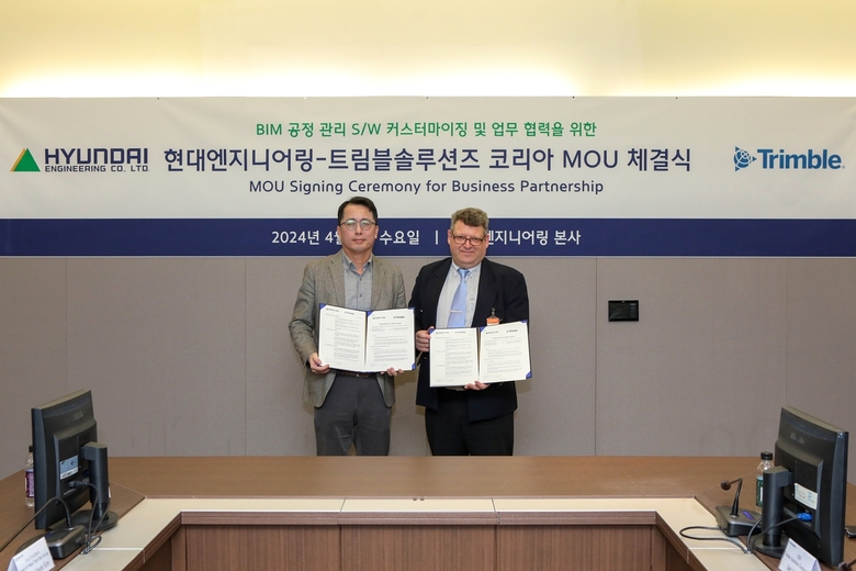 심범섭 현대엔지니어링 미래기술사업부장(사진 왼쪽)과 야리 사카리 헤이노 트림블솔루션 코리아 대표이사(사진 오른쪽)가 협약식에서 사진촬영에 임하고 있다. 사진ㅣ현대엔지니어링