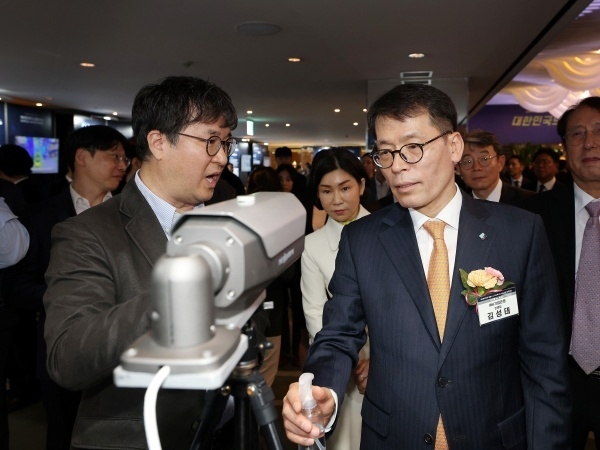 김성태 IBK기업은행장이 4일 인터컨티넨탈 서울 코엑스에서 열린 'IBK벤처투자 출범식 및 CES 혁신상 수상기업 데모데이'에서 CES 수상기업 부스투어를 하고 있다. 사진ㅣIBK기업은행