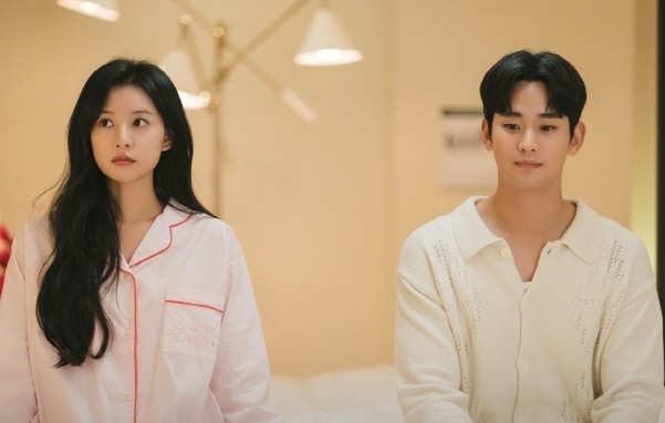 tvN 드라마 눈물의 여왕의 주인공 홍헤인(사잔 왼쪽, 김지원 분)과 백현우(김수현 분). 사진|tvN