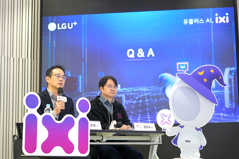 8일 오전 열린 AI 테크브리핑에서 질의응답 중인 성준현 LG유플러스 AI·데이터프로덕트 담당(상무, 왼쪽)와 김민규 AI Agent상품팀장. 사진|LG유플러스
