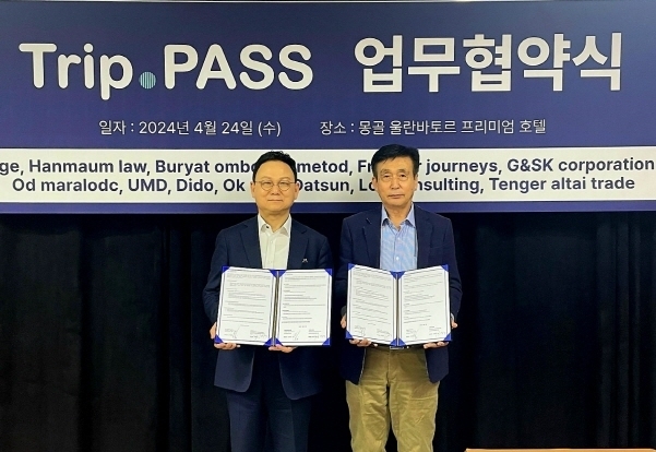 로드시스템 장양호 대표(사진 왼쪽)와 몽골 비자센터 G&SK 김영석 대표가 트립패스 플랫폼 활성화를 위해 상호 협력을 약속하는 업무협약식을 진행했다. 사진|로드시스템
