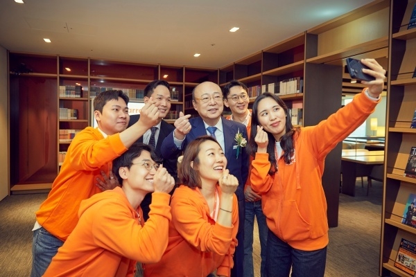 김승연 한화그룹 회장이 캐롯손해보험 직원들 요청에 함께 기념촬영하고 있다. 사진ㅣ한화생명