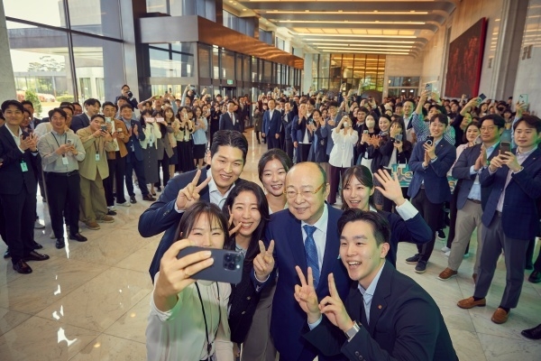 김승연 한화그룹 회장이 한화금융계열사 현장경영을 마치고 63빌딩을 떠나는 길을 점심식사후 복귀하던 200여명의 직원이 환송하고 있다. 사진ㅣ한화생명