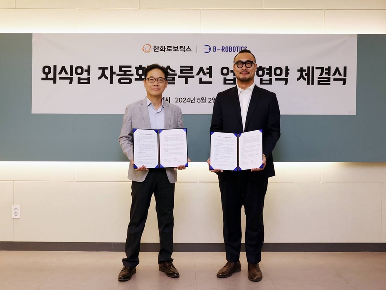 서종휘 한화로보틱스 대표이사(사진 왼쪽)와 김민수 비-로보틱스 대표이사(사진 오른쪽)가 업무협약식에서 사진촬영에 임하고 있다. 사진ㅣ한화로보틱스