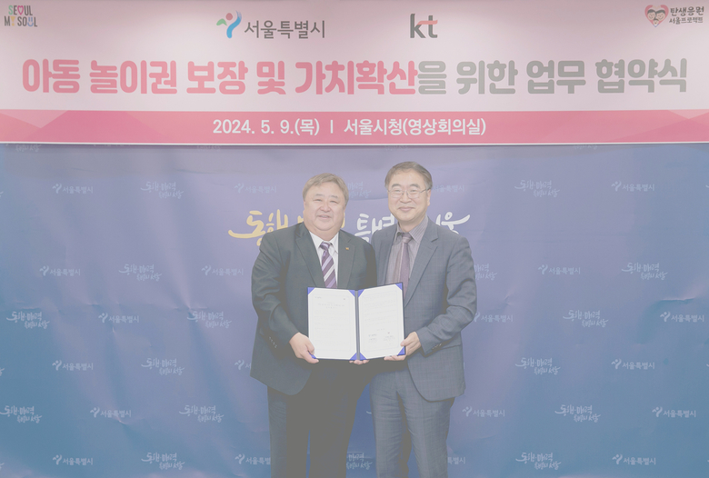 협약 체결 후 기념촬영을 하는 이현석 KT Customer부문장(왼쪽)과 김상한 서울시 행정1부시장. 사진|KT