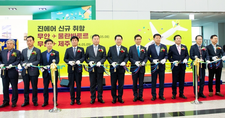 박병률 진에어 대표(왼쪽 7번째), 김영록 전남도지사(왼쪽 6번째), 서삼석 국회의원(왼쪽 8번째) 등 주요 내빈들이 무안 신규노선 취항식에서 테이프커팅을 진행하고 있다. 사진ㅣ진에어