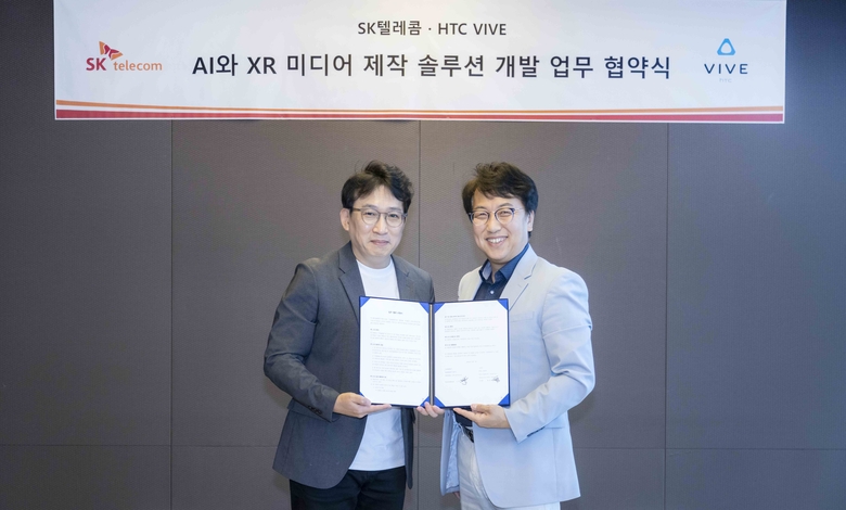 'AI XR 버추얼 스튜디오'의 글로벌 미디어 사업 확장을 위한 업무협약을 체결한 백승배 HTC 코리아 지사장(사진 왼쪽)과 김혁 SKT 미디어제휴 담당(사진 오른쪽). 사진|SK텔레콤