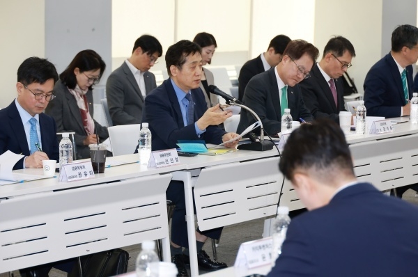김주현 금융위원장이 16일 열린 벤처기업 현장간담회를 주재하고 있다. 사진ㅣ금융위원회