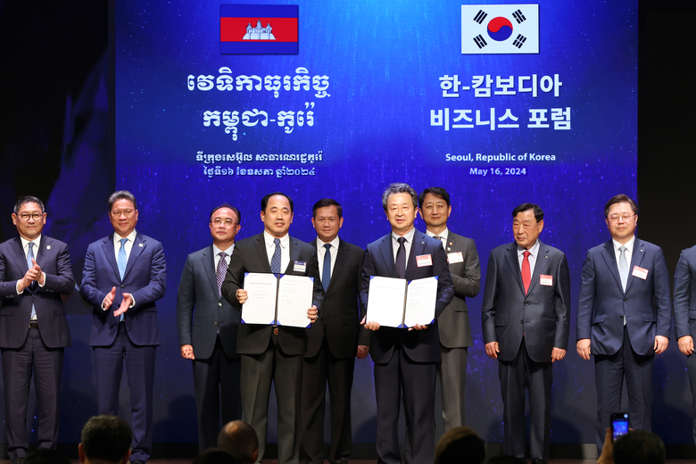 백정완 대우건설 사장(앞줄 오른쪽)이 캄보디아 월드브릿지그룹 리씨 시어 회장(앞줄 왼쪽), 훈 마넷 캄보디아 총리(뒷줄 가운데) 등 관계자들과 사진촬영에 임하고 있다. 사진ㅣ대우건설
